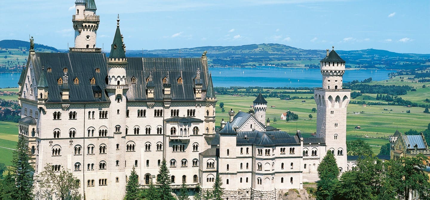 kone-image-monospace-schloss-neuschwanstein-bsv-ansicht-marienbruecke-DE000770_r-1440x670px-02-hero.jpg